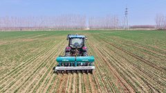 坐正在位于满硐边